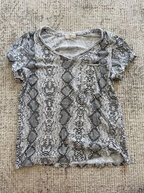T.La Snake-Print V-Neck Pocket Tee - Gray